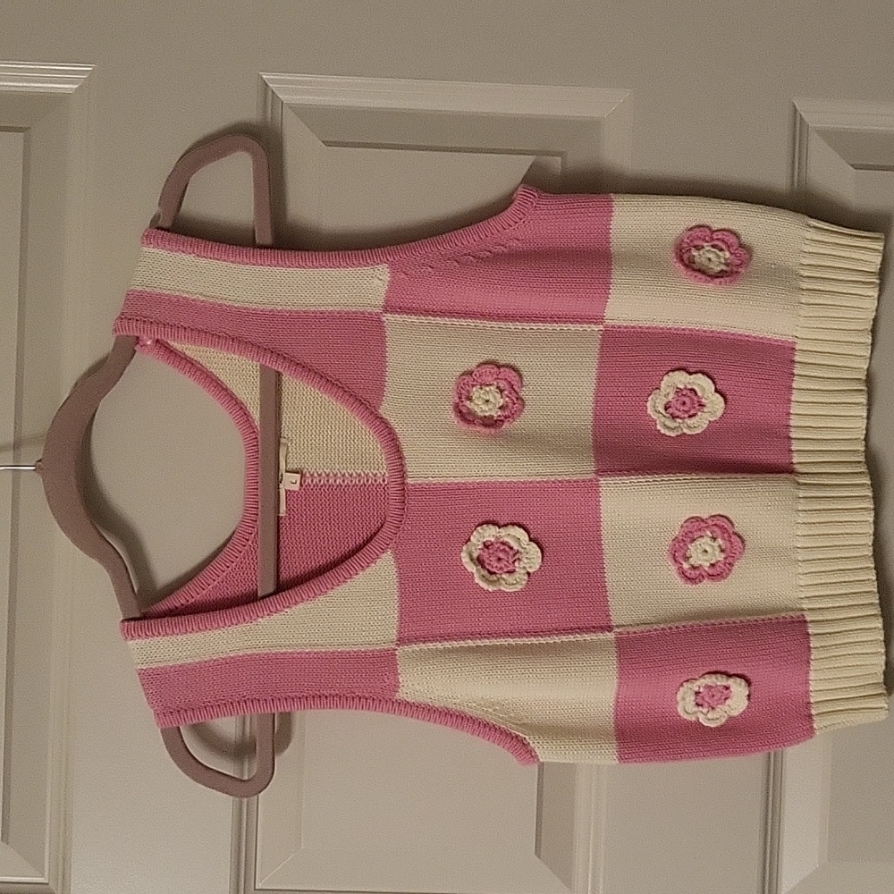 Entro checkered vest with crocheted flowers